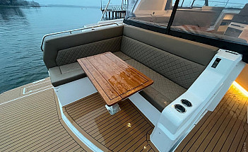 Aquador 400 HT: банкетка и стол в кокпите