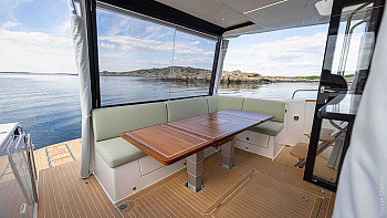Nimbus 495 Flybridge: палубный салон и обеденная зона Nimbus: Nimbus 495 Flybridge: палубный салон и обеденная зона