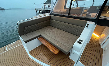 Aquador 400 HT: банкетка с откидной подушкой и ступень