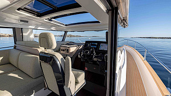 Nimbus 495 Flybridge: пост управления Nimbus: Nimbus 495 Flybridge: пост управления