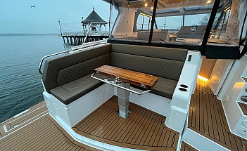 Aquador 400 HT: кокпит: стол в поднятом положении