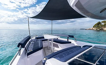 axopar-29-xc-cross-cabin-g06-foredeck-canopy