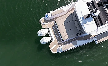 axopar-45-xc-cross-cabin-g05-aerial-stern