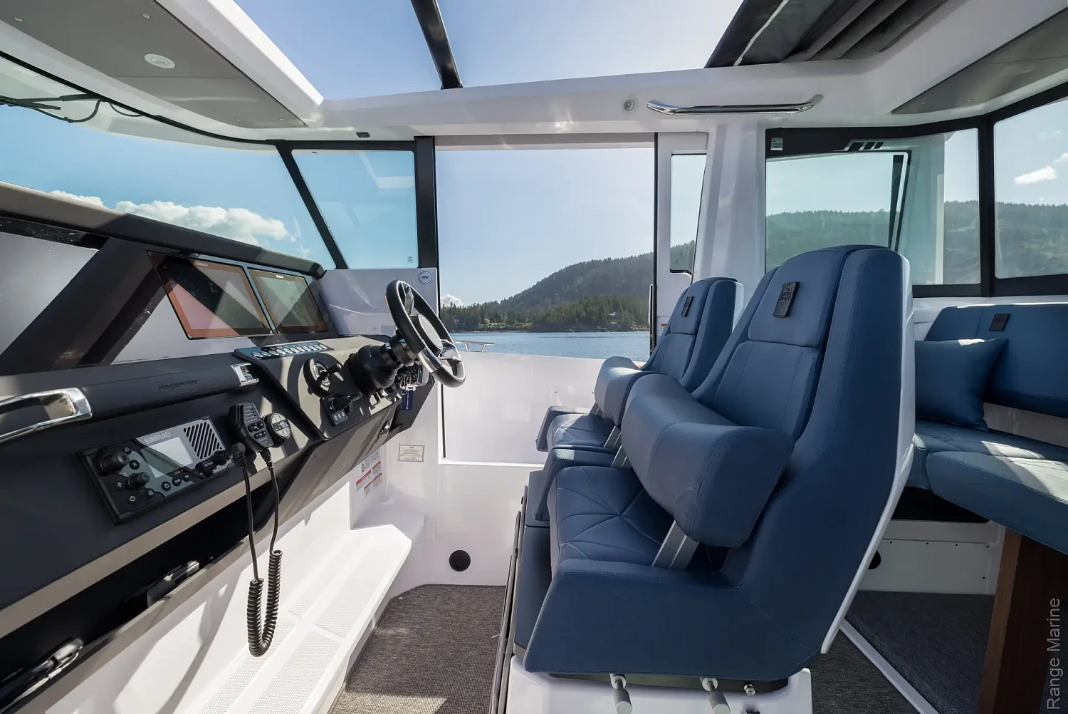 axopar-29-xc-cross-cabin-g07-helm-station