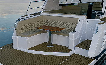 Aquador 400 HT: кормовая банкетка с выдвижным столом