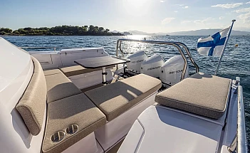 axopar-45-xc-cross-cabin-g07-aft-lounge