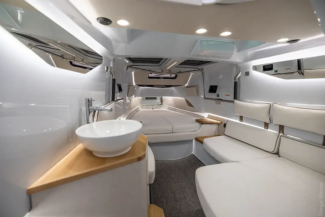 axopar-37-xc-cross-cabin-a05-editorial-photo-src019