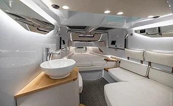 axopar-37-xc-cross-cabin-a05-editorial-photo-src019