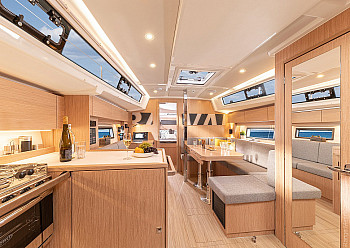 Bavaria C-LINE: Bavaria C38: салон и камбуз