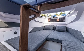 axopar-29-xc-cross-cabin-g09-cabin-berth