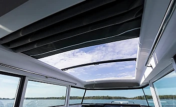 axopar-37-xc-cross-cabin-a06-editorial-photo-src020