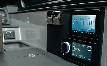 Aquador 400 HT: экраны и аудиосистема на панели