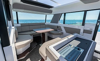 axopar-45-xc-cross-cabin-g09-saloon