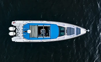 axopar-37-xc-cross-cabin-a07-editorial-photo-src021