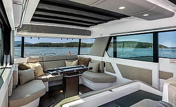 axopar-45-xc-cross-cabin-g10-saloon-lounge