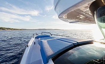 axopar-37-xc-cross-cabin-a08-editorial-photo-src037