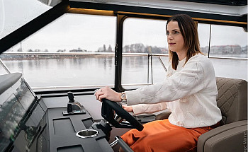 Aquador 400 HT: пост управления: обзор через лобовое остекление