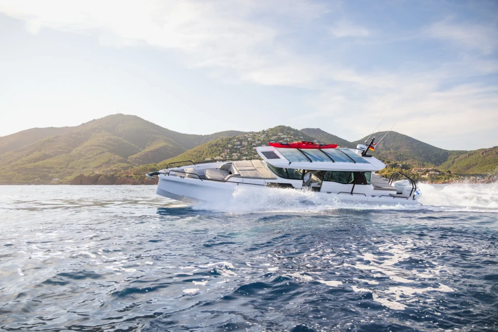 Axopar 45 XC Cross Cabin на ходу вдоль холмистого берега